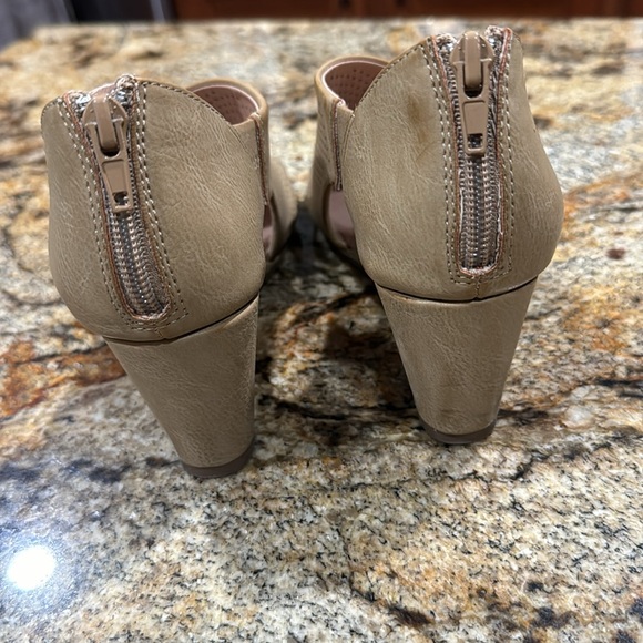 Journee Collection Womens Aretha Faux Leather peep toe Wedge Heels size 5.5 - Picture 3 of 5